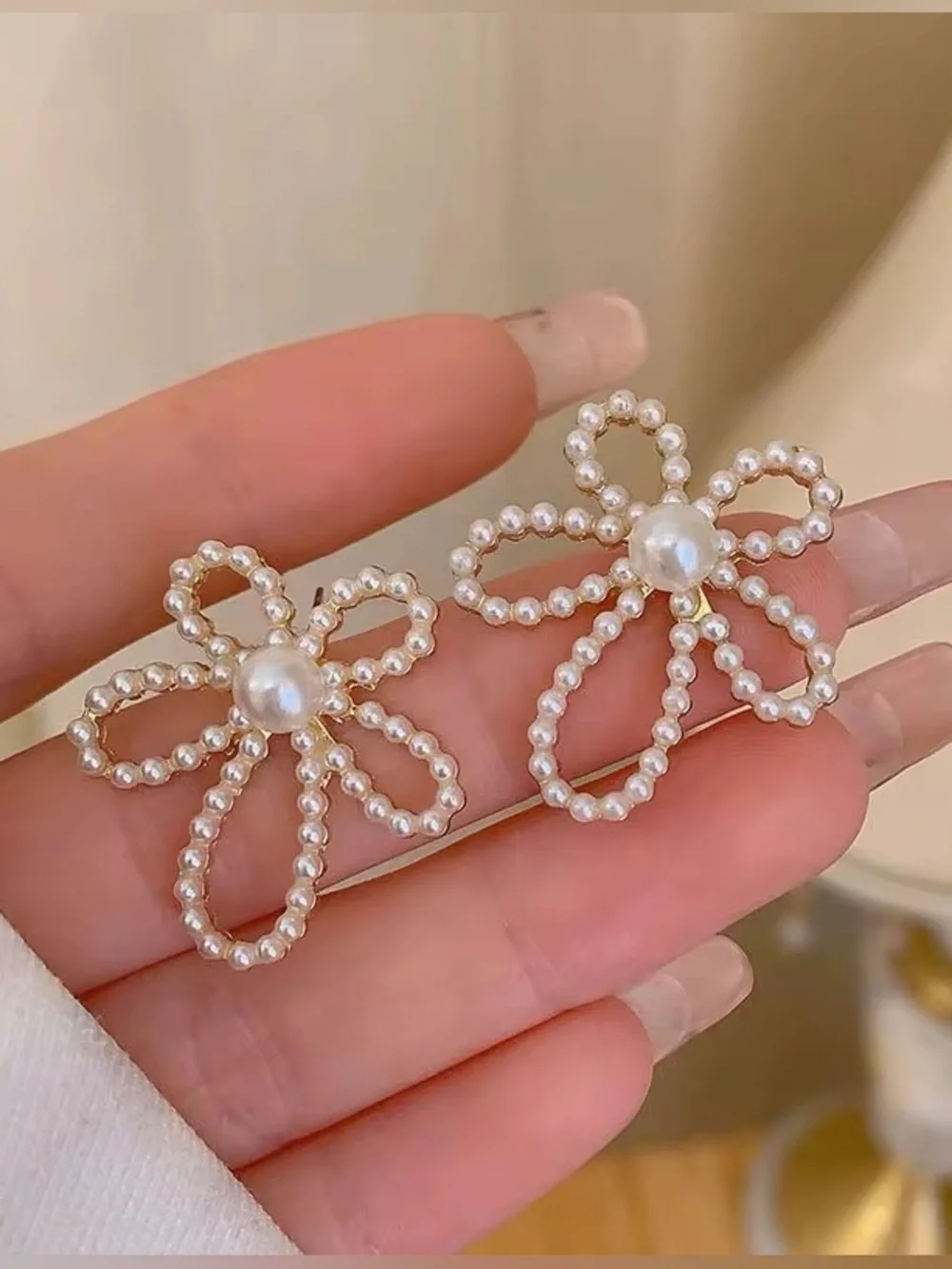 *** Delicate  Pearl Flower Statement Earrings - White Pearls